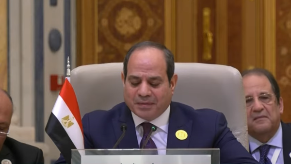 اقتصاد مصر
        
                                السيسي مصر لن تخفض الإنفاق على المشاريع القومية بحجة تخفِيْف الضغط على الدولار