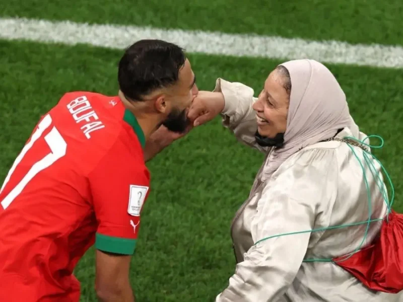 حقيقة خبر وفاة والدة سفيان بوفال لاعب المنتخب المغربي