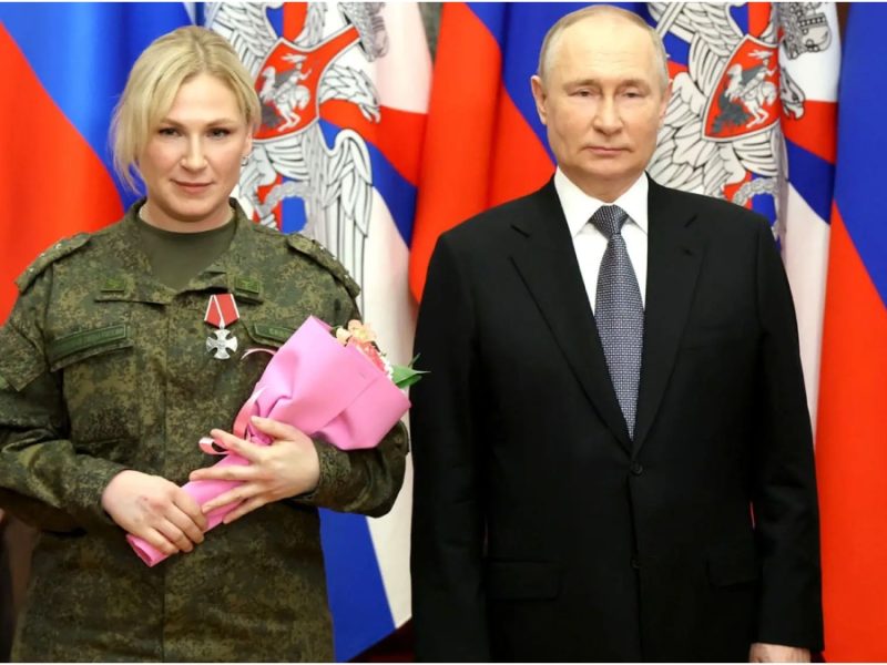 حسناء غامضة تظهر فِيْ الصور مع بوتين باستمرار.. ما قصتها