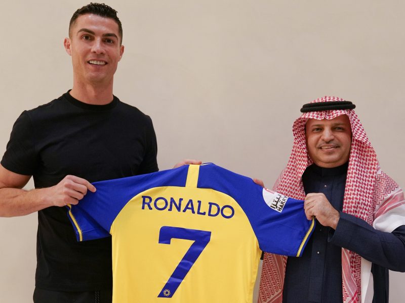 كم سعر قميص رونالدو مع نادي النصر السعودي