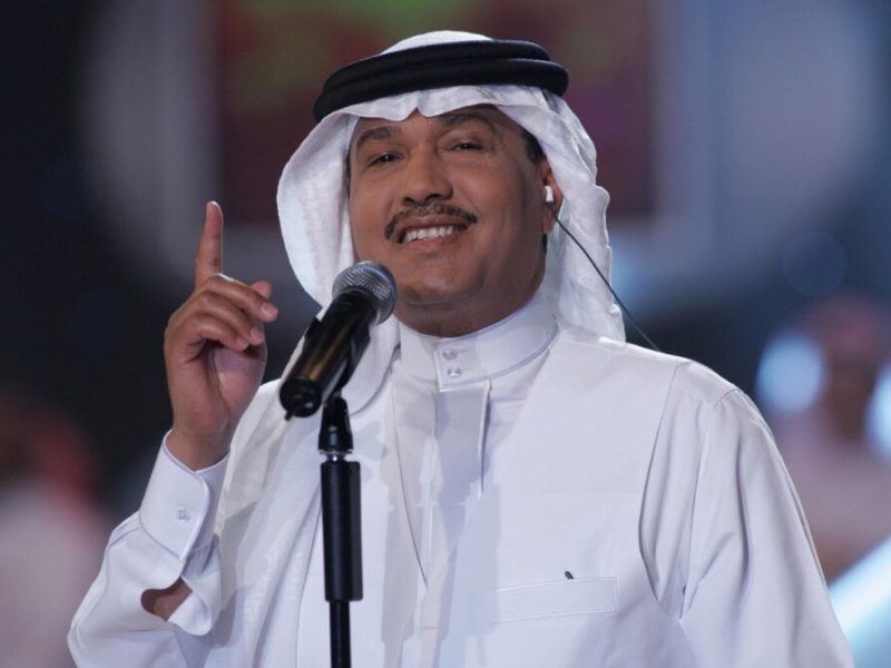 محمد عبده يبكي خلال تكريمه على مسرح أبو بكر سالم (فِيْديو)
